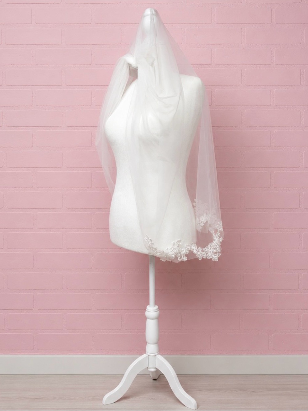 Beautiful Floral Lace Edge Bridal Veil - Picture 6 of 8